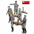 Miniart - 1/35 German Soldiers Carring Ammo Boxes Wwii (?/22) *min35384