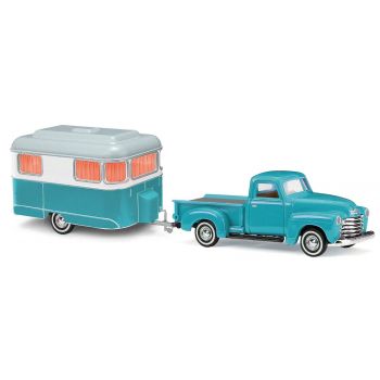 Busch - 1/87 Chevy Pick-up Mit Wohnwagen 1950 (8/22) *ba48243