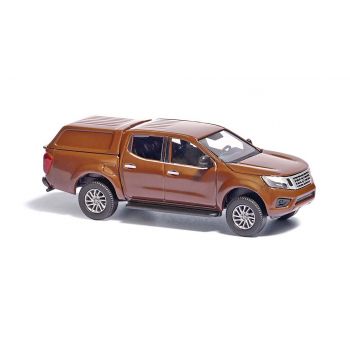 Busch - 1/87 NISSAN NAVARA MIT HARDTOP BRAUN 2015 (7/24) *
