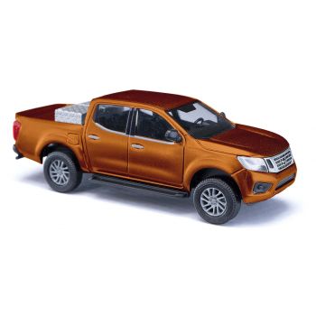 Busch - 1/87 NISSAN NAVARA MIT ALUKISTE GOLD 2015 (4/24) *