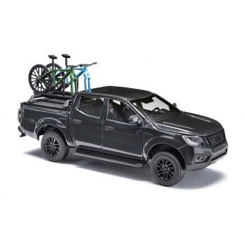 Busch - 1/87 NISSAN NAVARA MIT 2 MOUNTAINBIKES 2015 (12/24) *