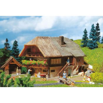 Faller - 1/87 BOERDERIJ ZWARTE WOUD (03/25)*
