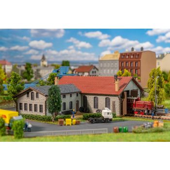 Faller - 1/160 LOCLOODS MET TWEE STALLEN EN WERKPLAATS (04/25)*