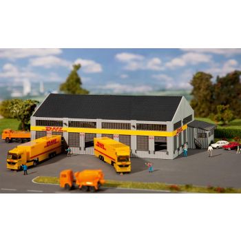 Faller - 1/160 LOGISTIK-ZENTRUM DHL MIT FIGUREN