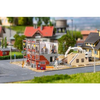 Faller - 1/160 PREFAB HUIS IN AANBOUW