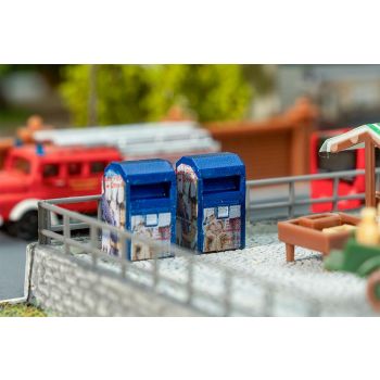 Faller - 1/160 2 CONTAINERS VOOR GEBRUIKTE KLEDING (04/25)*