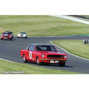Scalextric - 1/32 Ford Mustang Henry Mann En Steve Soper (12/22) *sc4339