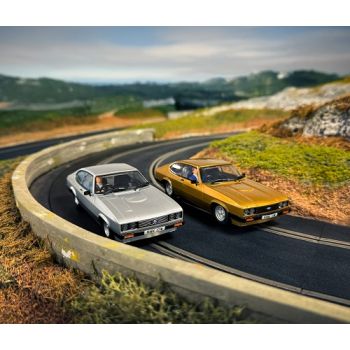 Scalextric - 1/32 THE PROFESSIONALS CAPRI TWIN PACK (09/25) *