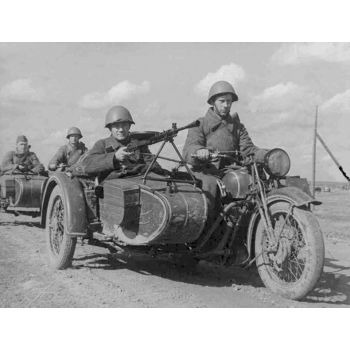 Zvezda - 1/72 Soviet M-72 Sidecar Motorcycle With Crew (8/21) * - ZVE6277
